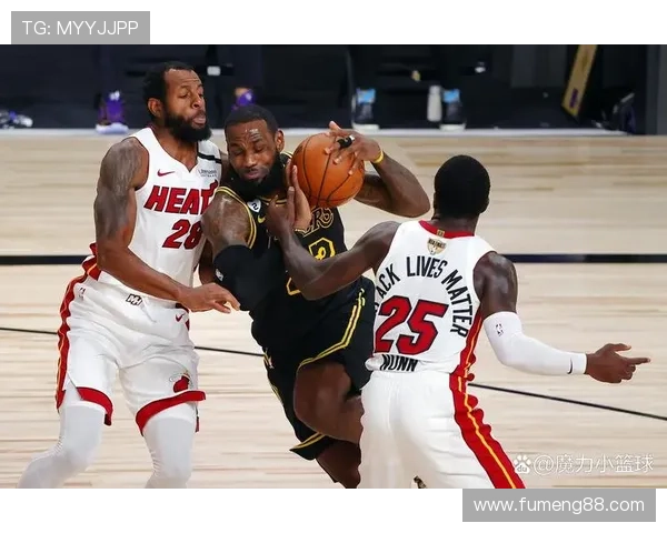 詹姆斯训练中全力指挥防守轮转声音嘶哑展现领袖风范